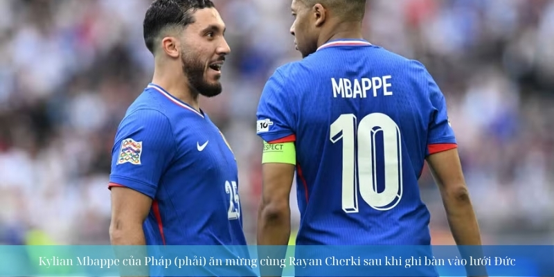 Kylian Mbappe của Pháp (phải) ăn mừng cùng Rayan Cherki sau khi ghi bàn vào lưới Đức