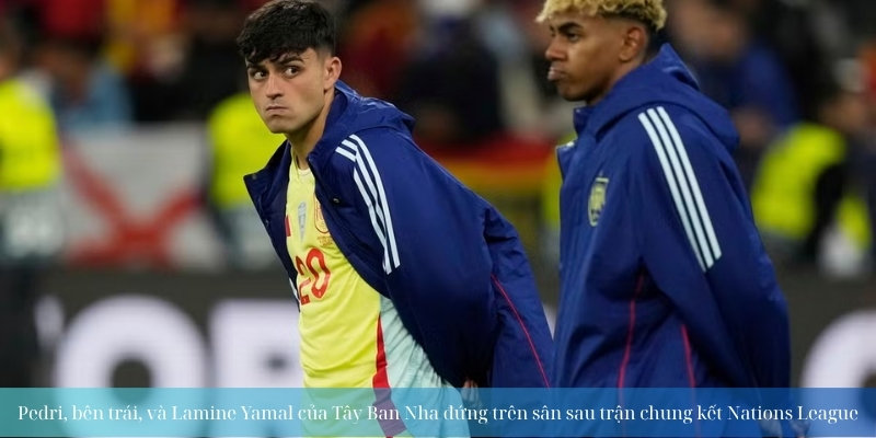 Pedri, bên trái, và Lamine Yamal của Tây Ban Nha đứng trên sân sau trận chung kết Nations League