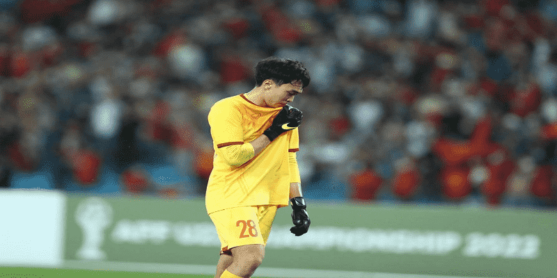 Khoảnh khắc căng thẳng khi cầu thủ đặt bóng trên chấm 11m, chuẩn bị cho kèo penalty quyết định trước sự đối mặt của thủ môn.
